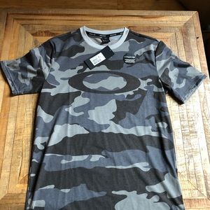 Oakley t-shirt